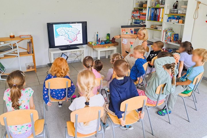 Nuotraukoje vaikai dalyvauja edukacijose – „Pirmieji mūsų krašto gyventojai“ ir „Piliakalniai ir Vilniaus pilys – ant kalnų gimusi galia“.