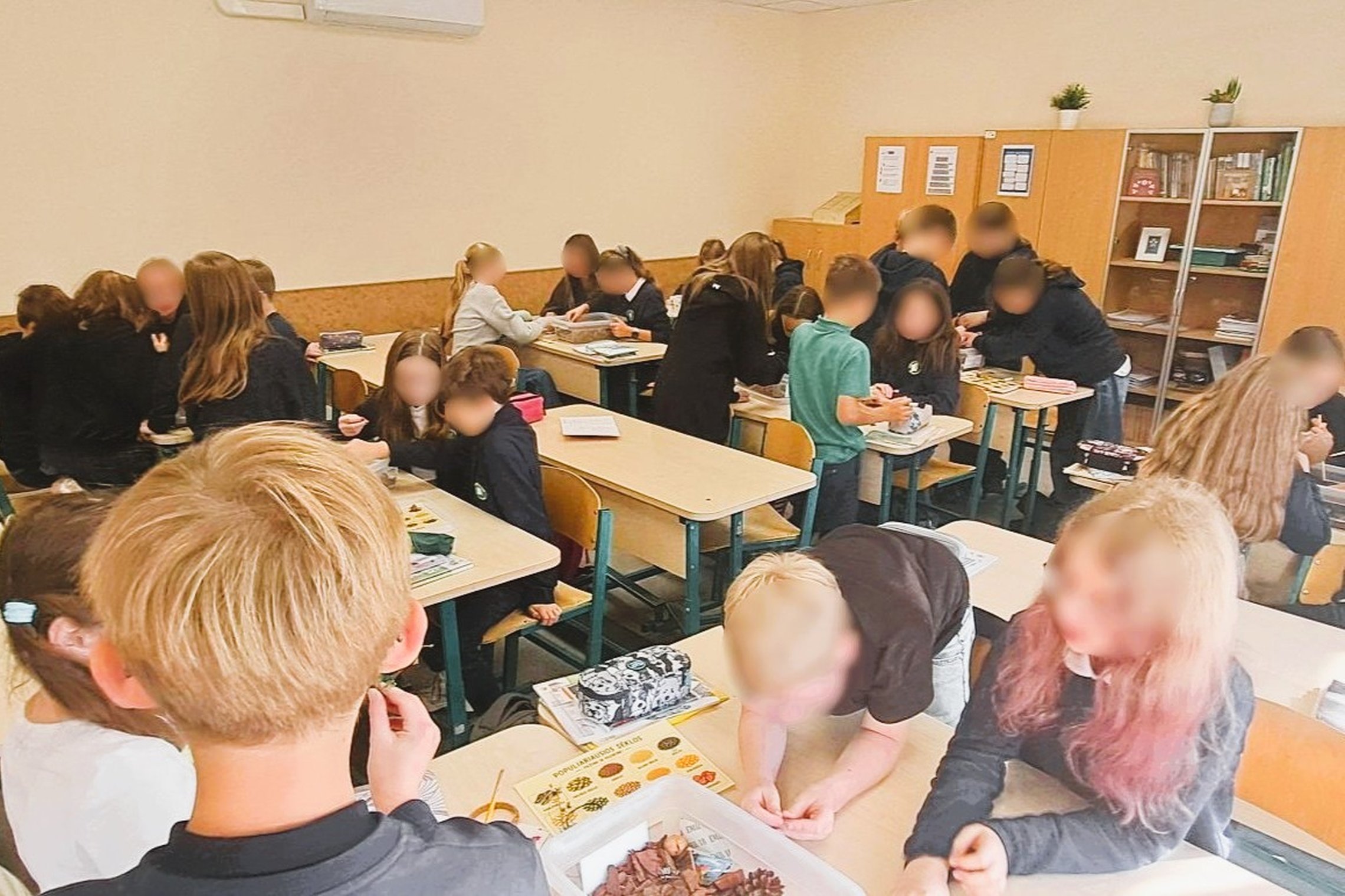 Nuotraukoje penktokai dalyvauja edukacijoje „Kasinėjant istoriją – skaitant žemės knygas“ 