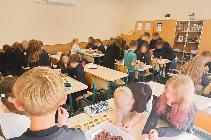 Nuotraukoje penktokai dalyvauja edukacijoje „Kasinėjant istoriją – skaitant žemės knygas“ 